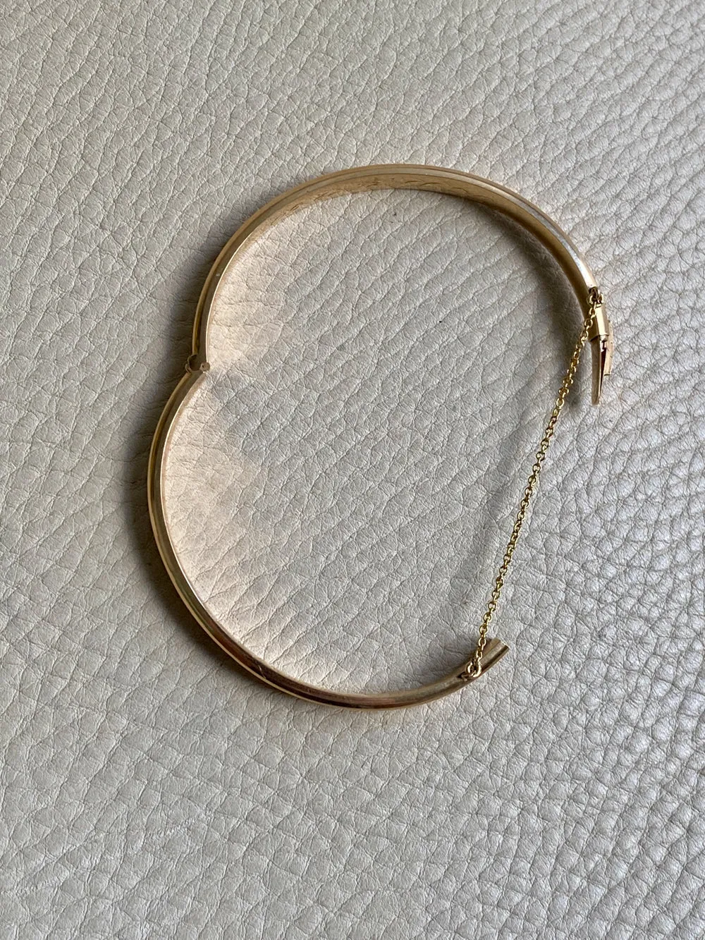 1950 Finnish Hinged Bangle with Botanical Flowers and Leaves Engraved Pattern 14k Yellow Gold - 6.8 inch interior