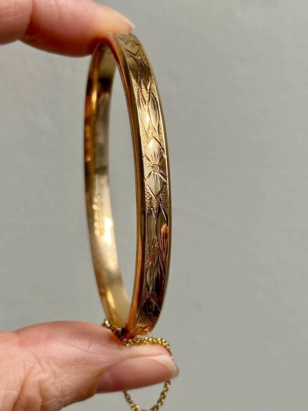 1950 Finnish Hinged Bangle with Botanical Flowers and Leaves Engraved Pattern 14k Yellow Gold - 6.8 inch interior