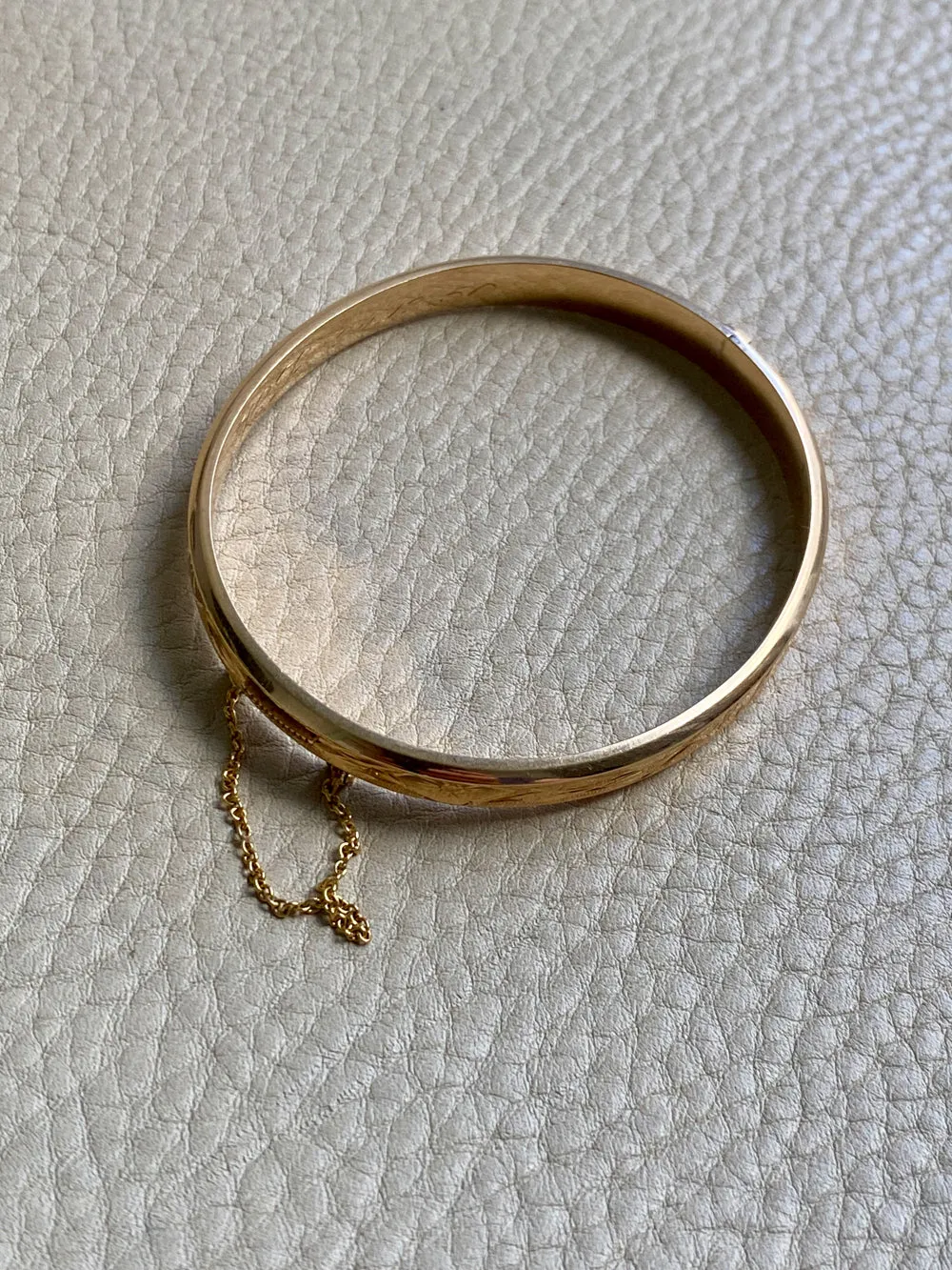 1950 Finnish Hinged Bangle with Botanical Flowers and Leaves Engraved Pattern 14k Yellow Gold - 6.8 inch interior