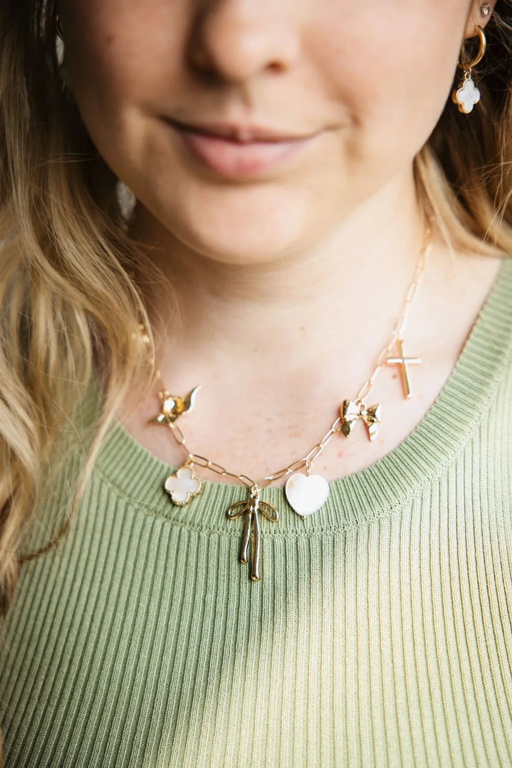7 Charm Necklace in Gold | NNA218GDWHT