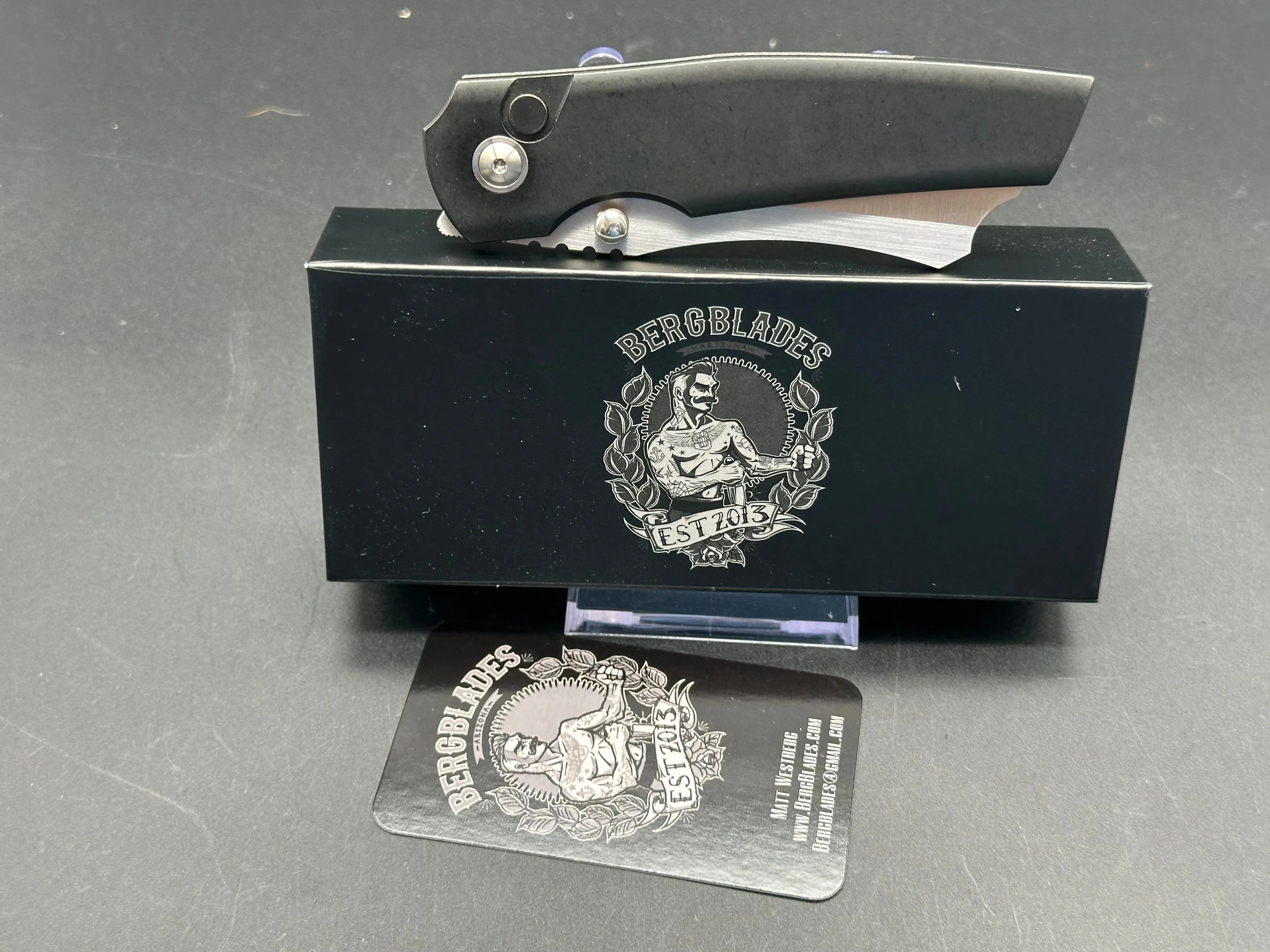Berg Blades Barber Button Lock - Black/ Satin