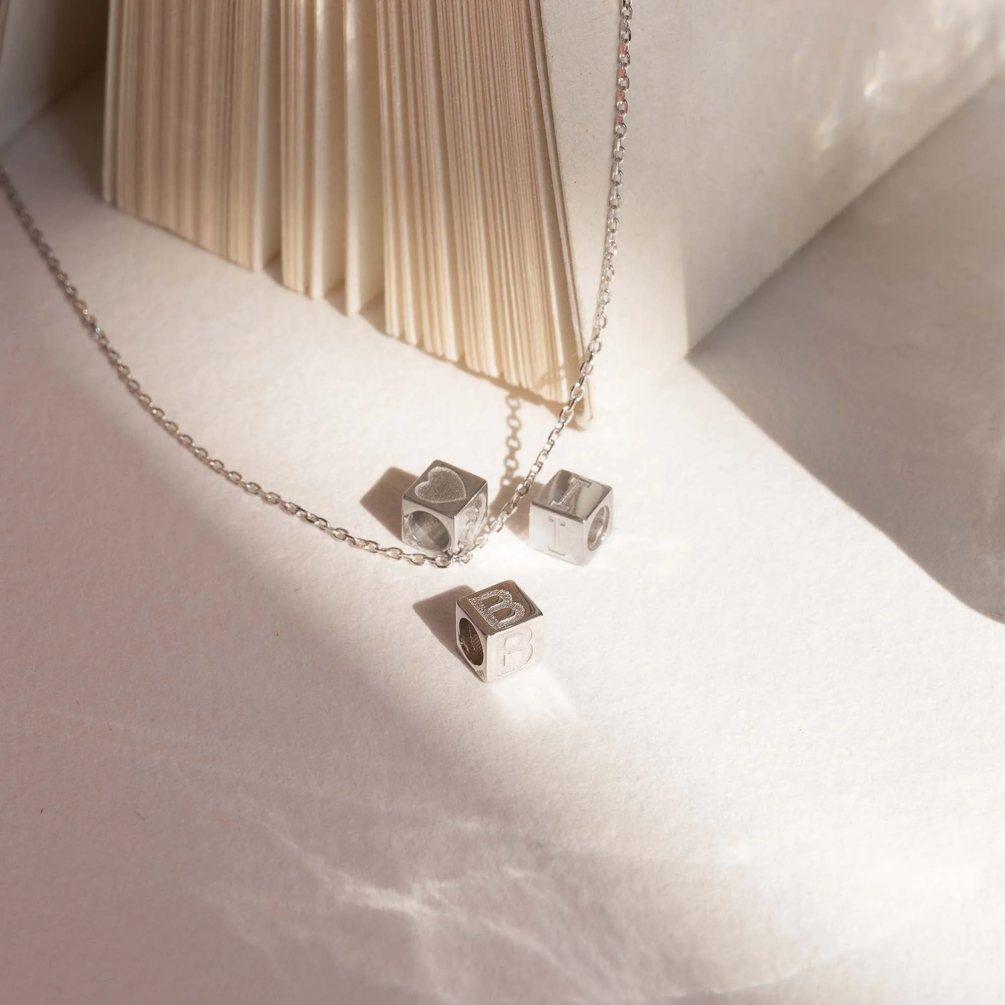 Cadeau d'Isabel 14 karat white gold cube charm with heart and white gold necklace gift set