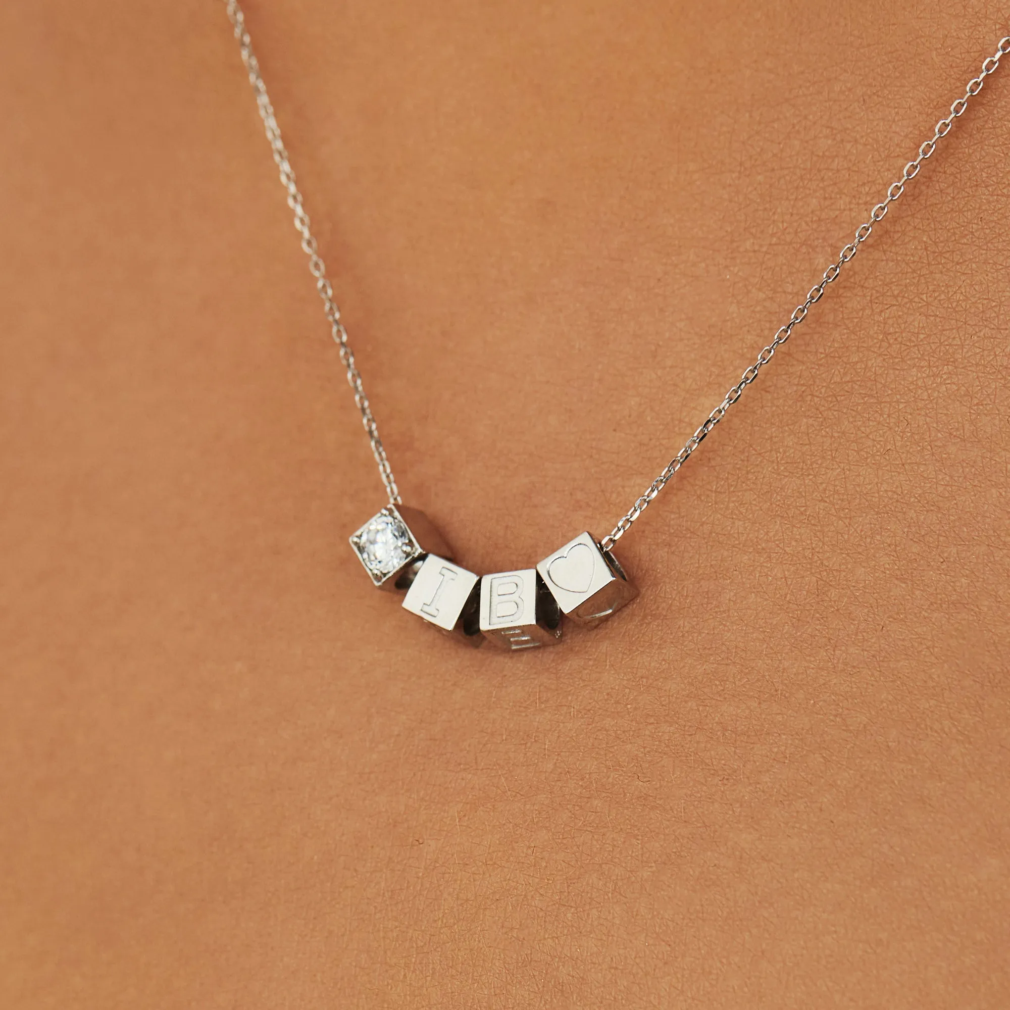 Cadeau d'Isabel 14 karat white gold cube charm with heart and white gold necklace gift set