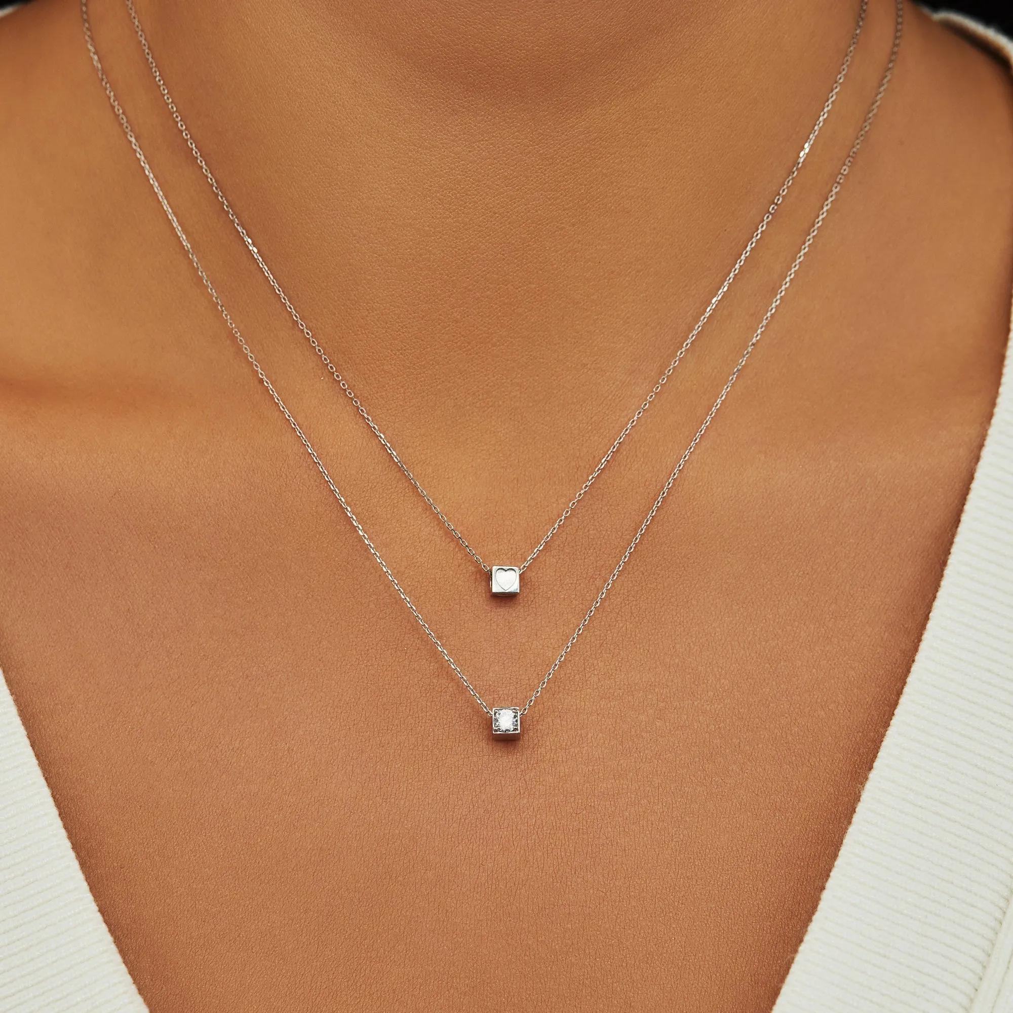 Cadeau d'Isabel 14 karat white gold cube charm with heart and white gold necklace gift set