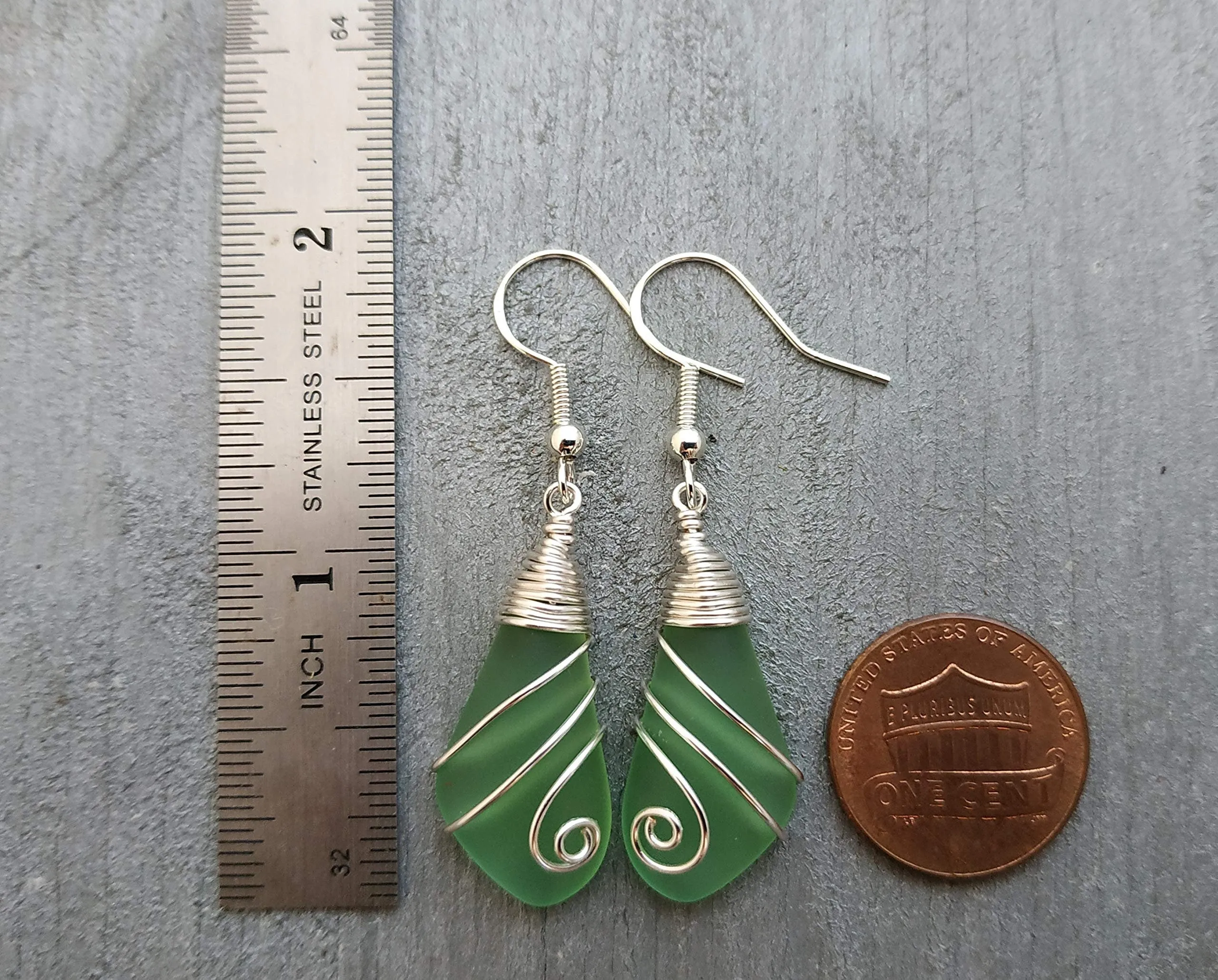 Hawaiian Jewelry Sea Glass Earrings, Wire Peridot Earrings Green Earrings, Beachy Sea Glass Jewelry Birthday Gift(August Birthstone Jewelry)