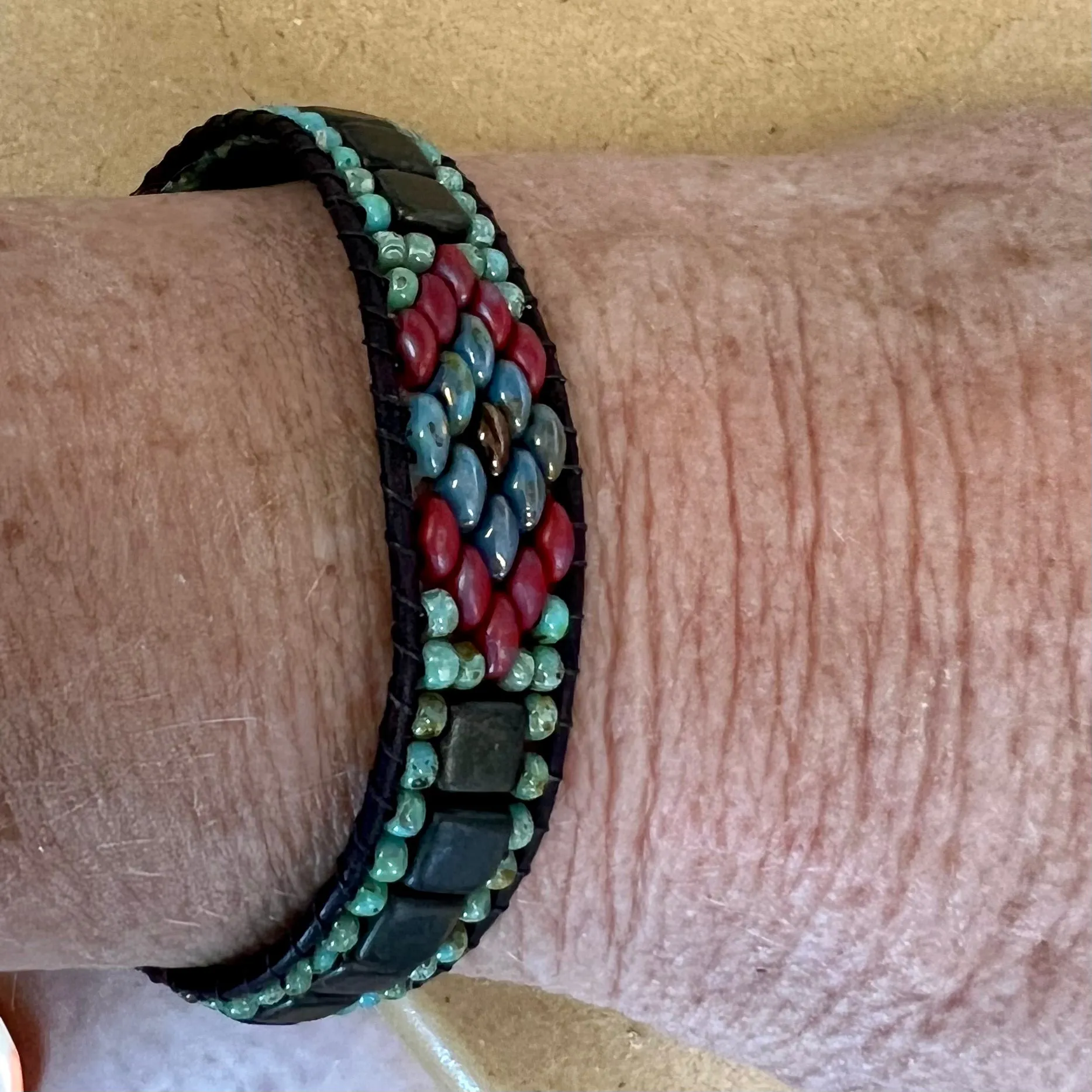 Lariat bracelet turquoise/red center motif