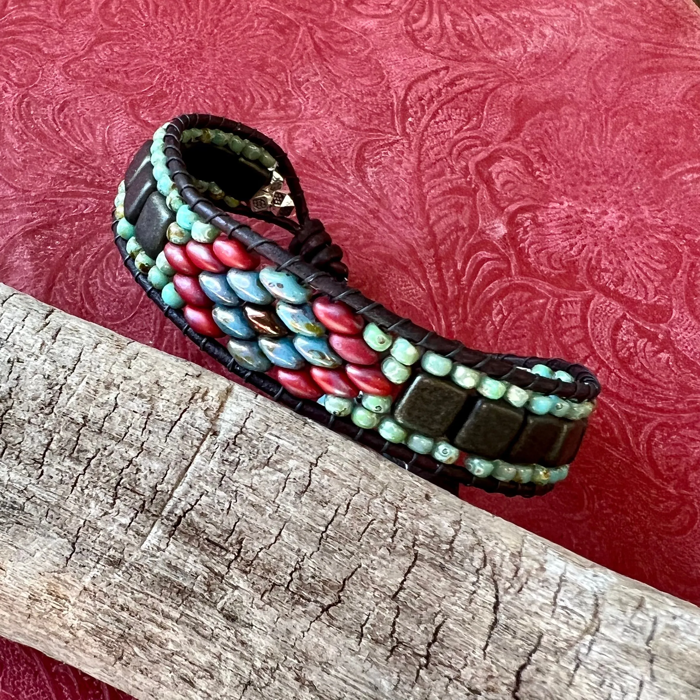Lariat bracelet turquoise/red center motif