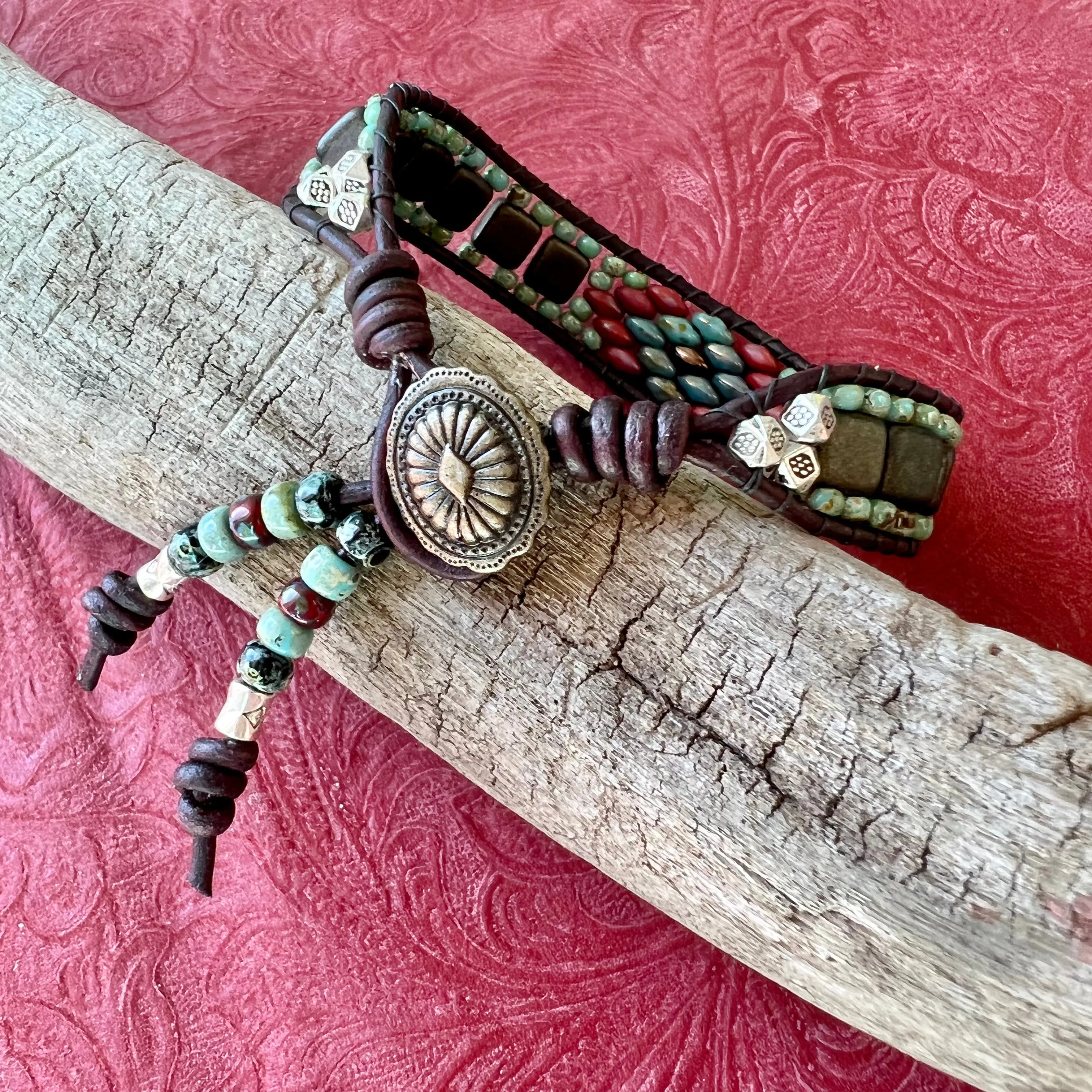 Lariat bracelet turquoise/red center motif