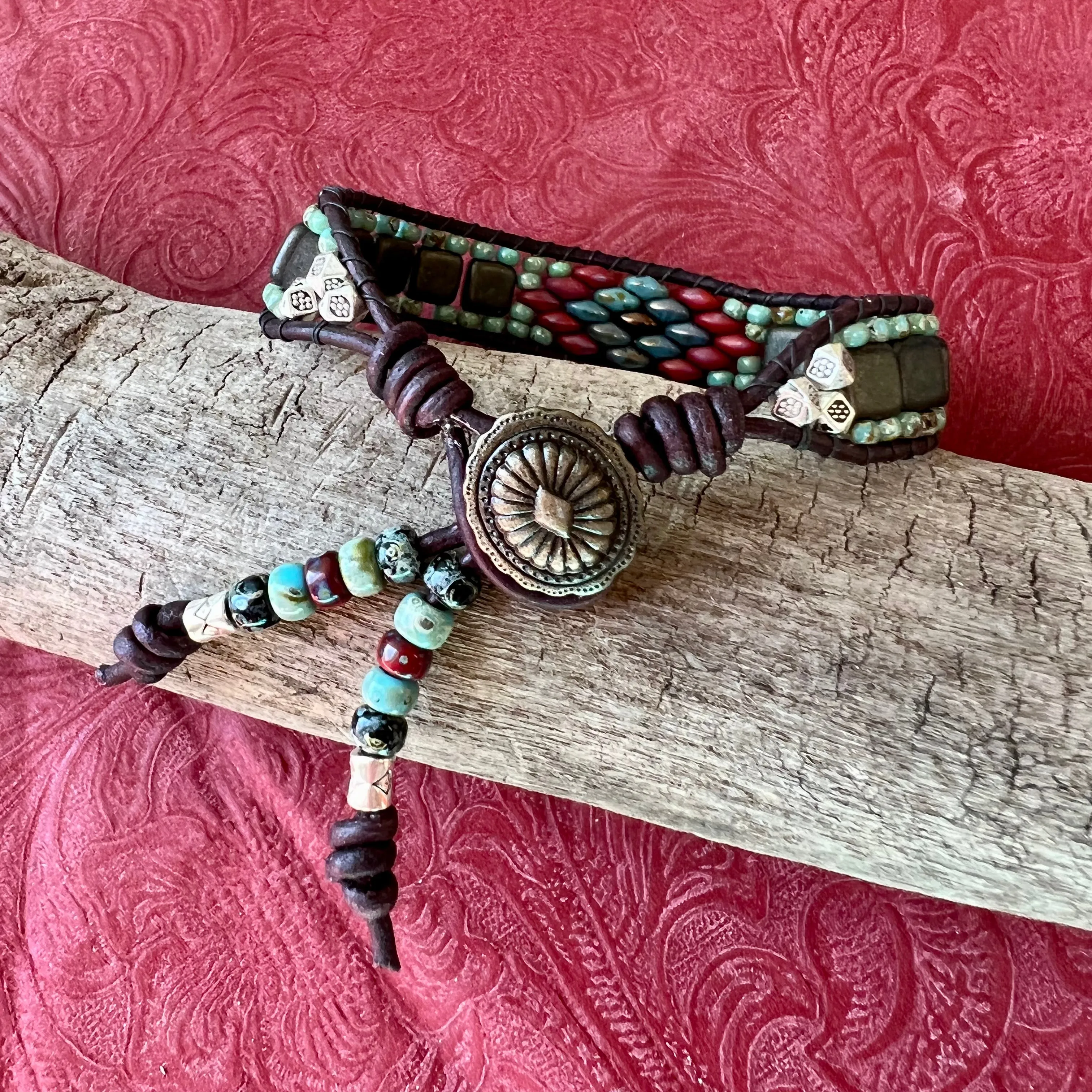 Lariat bracelet turquoise/red center motif