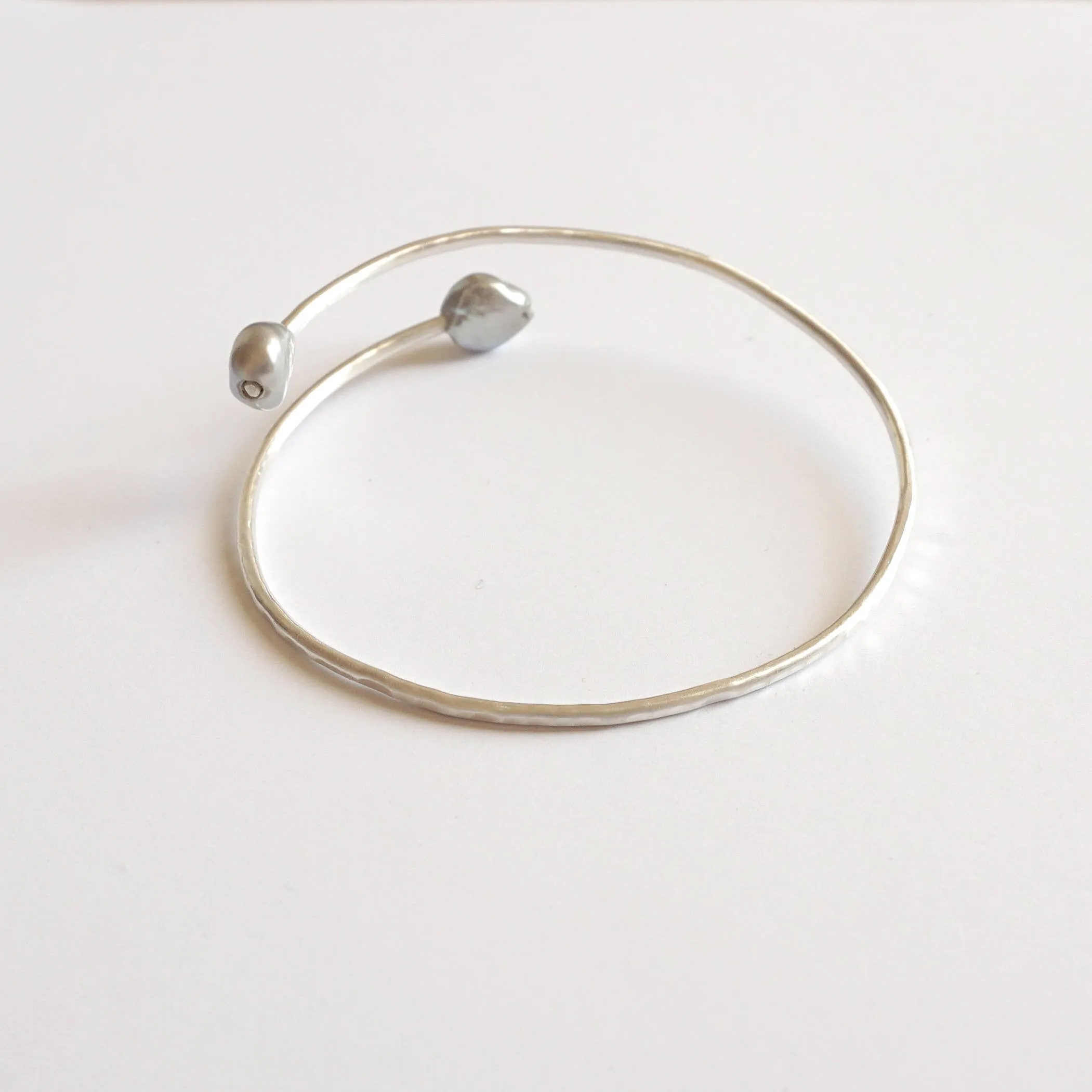 Modern Elegance Hand-Made Double Pearl 2mm Hammered Bangle Bracelet - 0232