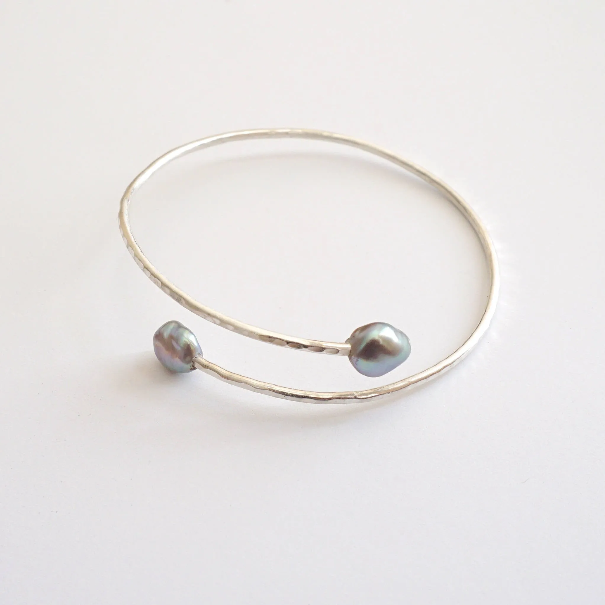 Modern Elegance Hand-Made Double Pearl 2mm Hammered Bangle Bracelet - 0232