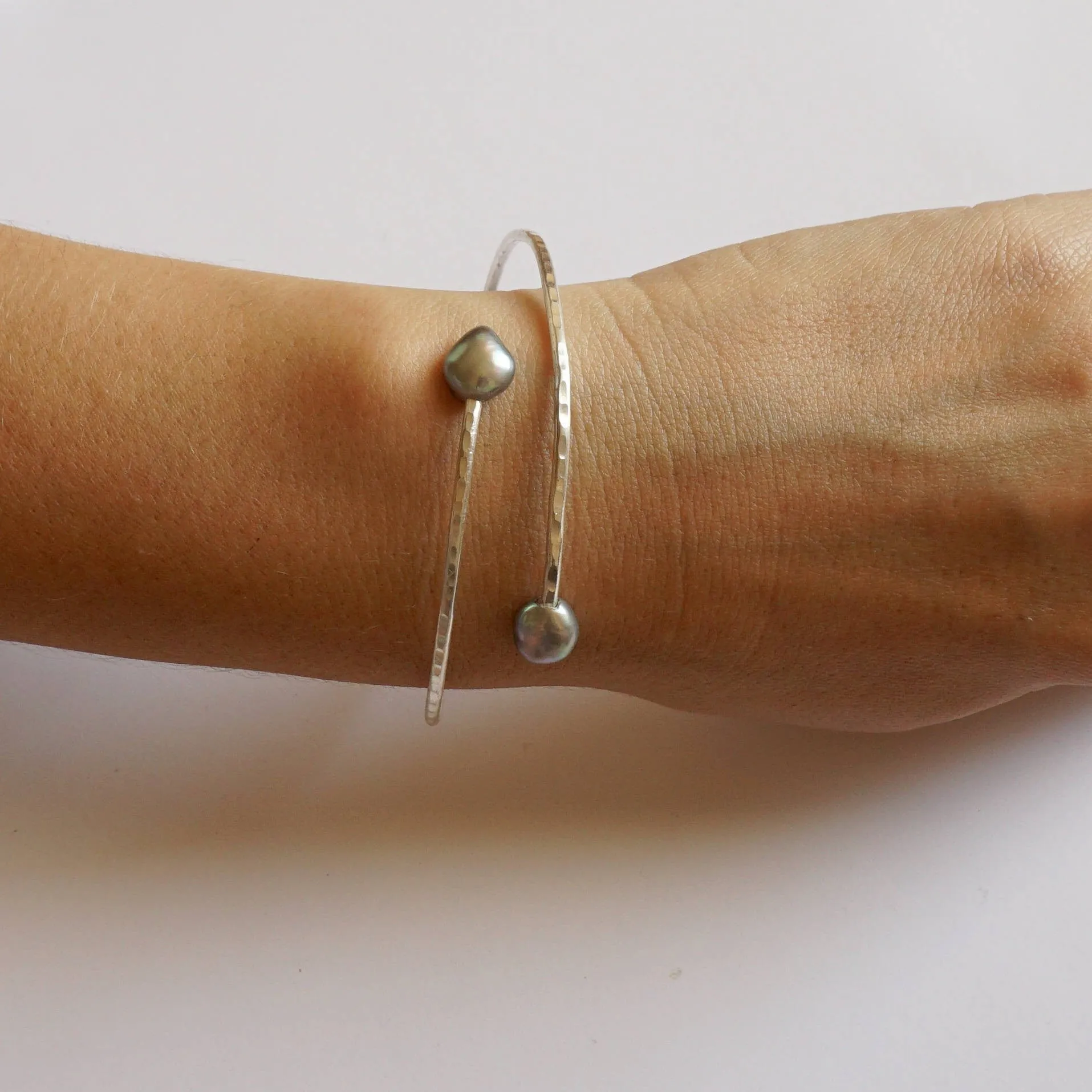 Modern Elegance Hand-Made Double Pearl 2mm Hammered Bangle Bracelet - 0232