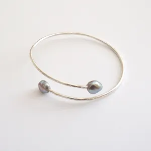 Modern Elegance Hand-Made Double Pearl 2mm Hammered Bangle Bracelet - 0232