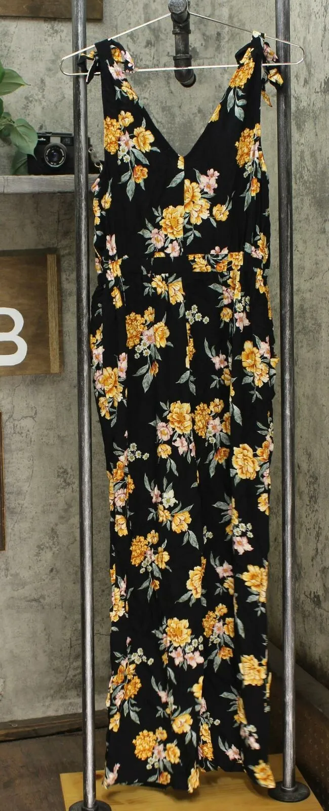 NWT Xhilaration Floral Print Sleeveless V-Neck Button-Front Jumpsuit. TARJ191J S