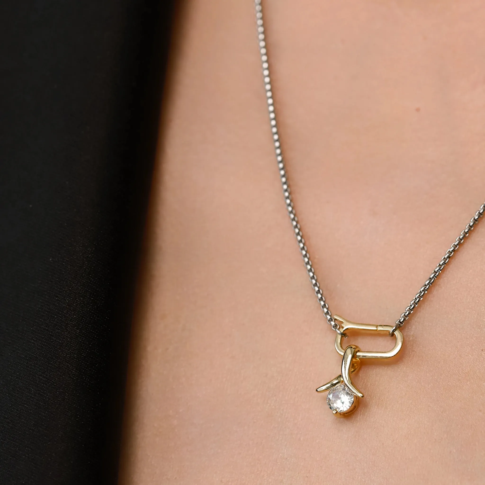 SOLITAIRE LILY NECKLACE